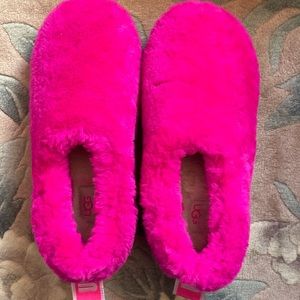 UGGS SLIPPERS